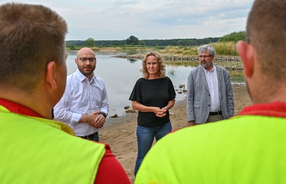 13.08.2022, Brandenburg, Frankfurt (Oder): Steffi Lemke (B�ndnis 90/Die Gr�nen), Bundesumweltministerin, Rene Wilke (l, Die Linke), Oberb�rgermeister der Stadt Frankfurt (Oder), und Axel Vogel (r, B�n ...