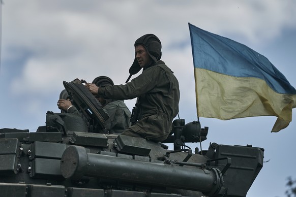 12.05.2023, Ukraine, Bachmut: Ukrainische Soldaten fahren mit einem Panzer in der Nähe von Bachmut in der Region Donezk. Foto: LIBKOS/AP/dpa +++ dpa-Bildfunk +++