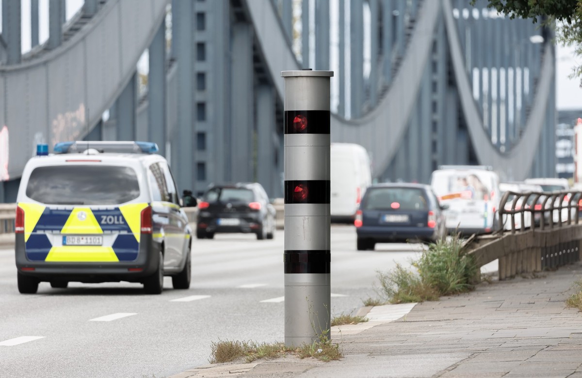 PRODUKTION - 22.09.2023, Hamburg: Ein stationärer Blitzer steht am Ende der Autobahn A255 an der Neuen Elbbrücke. Die Stadt Hamburg kassierte 2024 knapp 47 Millionen Euro an Bußgeldern für durch Blitz ...