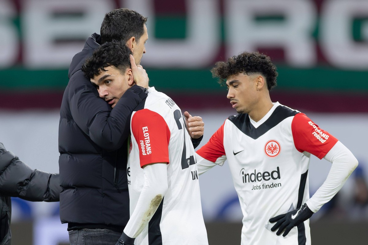 Eintracht Frankfurt - FC Augsburg, 1. FBL Trainer Dino Toppm�ller Eintracht Frankfurt umarmt Can Uzun Eintracht Frankfurt, 20, rechts Nathaniel Brown Eintracht Frankfurt, 21. Bundesligaspiel zwischen  ...