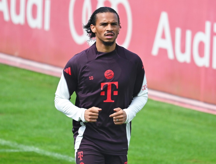 ARCHIV - 22.08.2024, Bayern, München: Fußball: Bundesliga, Training FC Bayern vor dem Start der neuen Saison auf dem Trainingsgelände an der Säbener Straße. Leroy Sané von München nimmt am Training te ...
