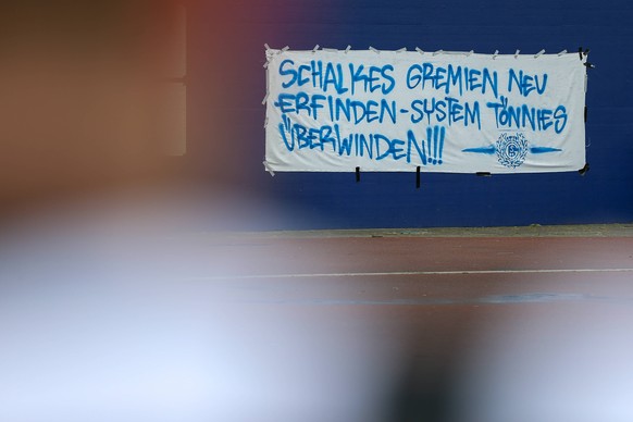 27.06.2020, Fussball, Saison 2019/2020, Bundesliga, FC Schalke 04, Demonstration der Fans des FC Schalke 04 gegen den Aufsichtsratsvorsitzenden Clemens Tönnies auf dem Vereinsgelände. Gelsenkirchen Ge ...