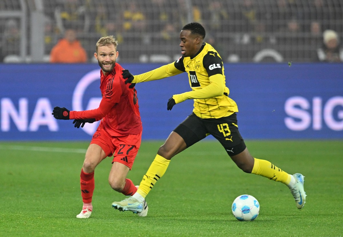 30.11.2024, Nordrhein-Westfalen, Dortmund: Fu�ball: Bundesliga, Borussia Dortmund - Bayern M�nchen, 12. Spieltag, Signal Iduna Park. Dortmunds Jamie Gittens (r) gegen M�nchens Konrad Laimer. WICHTIGER ...