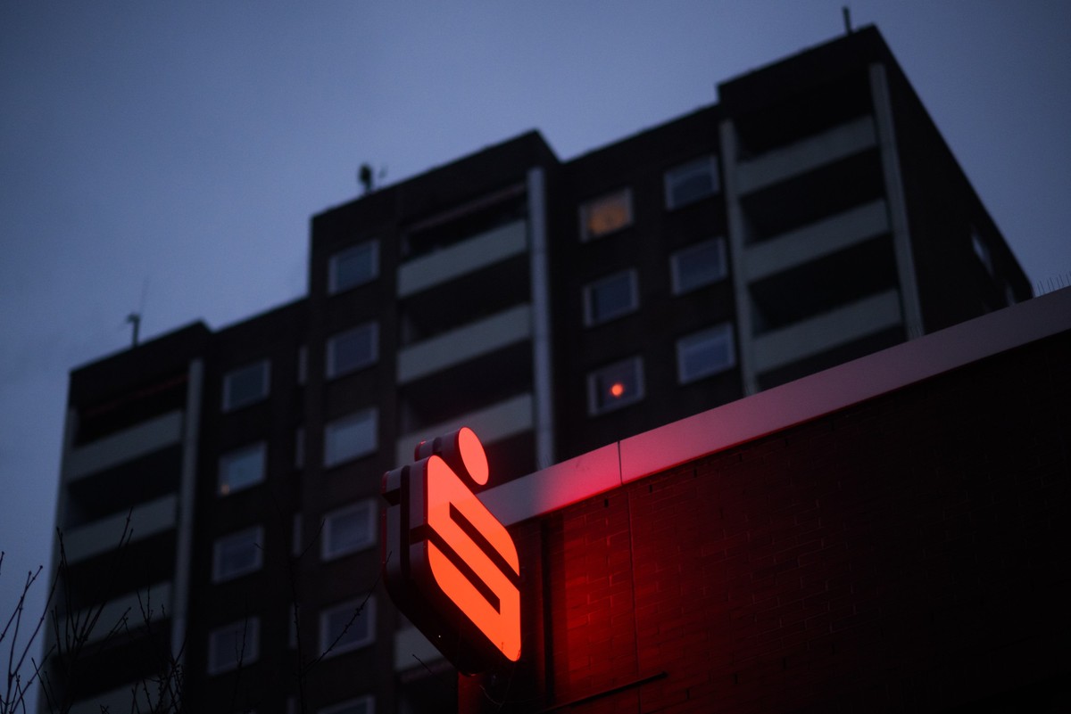 24.01.2023, Niedersachsen, Laatzen: Ein Logo der Sparkasse leuchtet an einer Filiale in der Region Hannover. Der Bundesgerichtshof (BGH) verhandelt erneut �ber eine Musterklage zu Zinsnachzahlungen f� ...