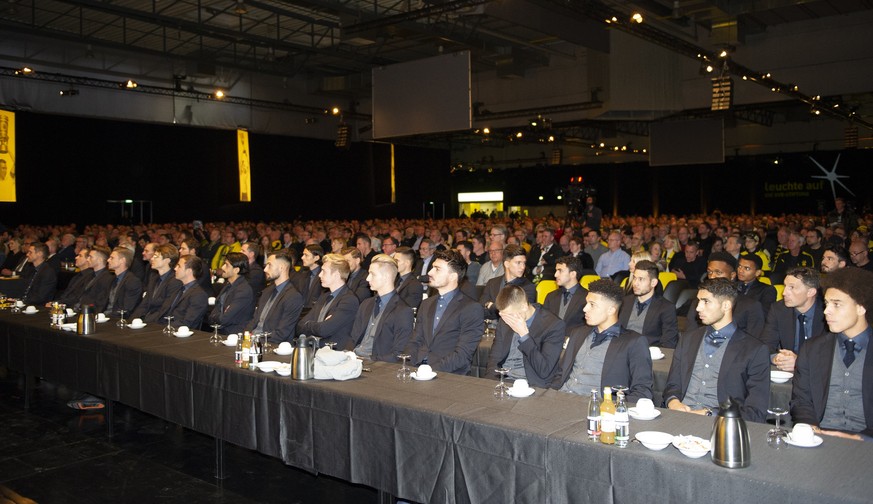 Das BVB-Team war wie einige Hundert der insgesamt 159.000 Mitglieder in den Dortmunder Westfalenhallen anwesend.
