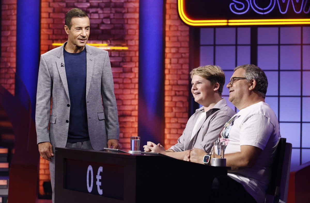 ARD WER WEISS DENN SOWAS? FOLGE 1189, &quot;Helena Zengel und Julius Weckauf&quot;, am Dienstag (05.11.24) um 18:00 Uhr im ERSTEN.
Moderator Kai Pflaume (l.) mit Rateteam-Kapitän Elton (r.) und Schaus ...