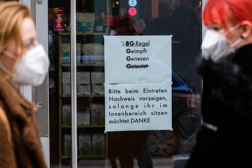 LEIPZIG, GERMANY - NOVEMBER 08: A sign showing entry only for &quot;2G&quot;, the term in German for people who are either vaccinated against (geimpft) or recovered from (genesen) the coronavirus, han ...