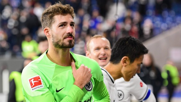 Kevin Trapp Eintracht Frankfurt, 1 ist von der Unterstuetzung der Fans emotional bewegt, GER, Eintracht Frankfurt vs. Hertha BSC, Fussball, Bundesliga, 19. Spieltag, Spielzeit 2022/2023, 04.02.2023, D ...