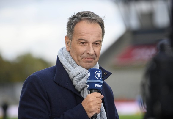 Moderator Claus LUFEN ARD met microfoon, WDR voetbal Laenderspiel vrouwen, WK-kwalificatie Duitsland GER - Israël ISR 7:0, op 26 oktober 2021 in Essen / Duitsland.  *** Gepresenteerd door Claus LUFEN ARD met ...