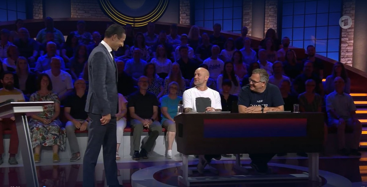 Kai Pflaume spricht mit Jürgen Vogel vor Beginn der Raterunden.