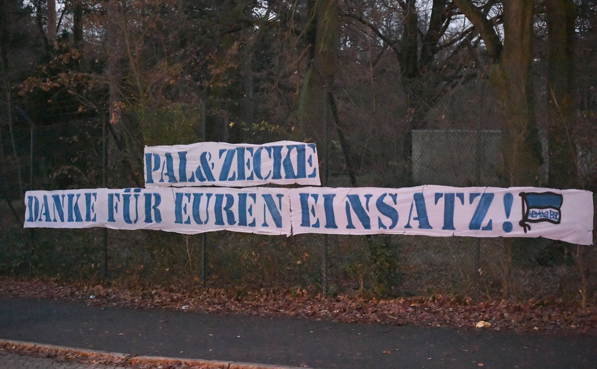 Fussball, Herren, 1. Bundesliga, Saison 2021/22, Hertha BSC, Training, Fans von Hertha danken am Trainingsgelände den von ihren Posten abberufenenen Trainern Pal Dardai und Andreas Zecke Neuendorf, Pa ...