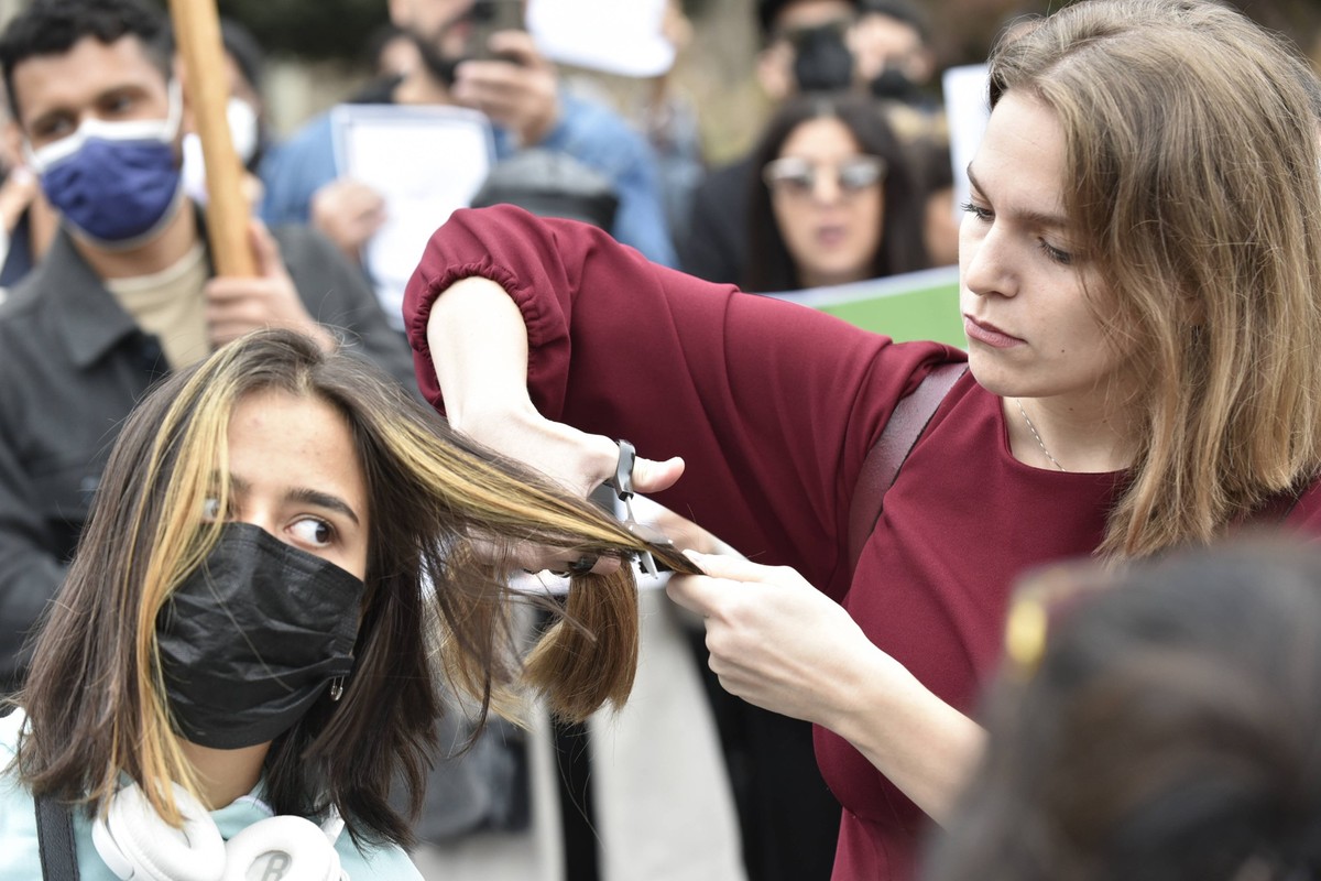 Viele Frauen schneiden sich aus Solidarität die Haare ab.