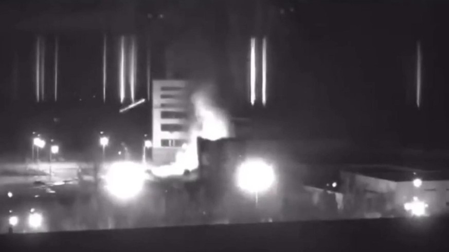 Ein Screenshot aus einem Überwachungsvideo zeigt das Kernkraftwerk Saporischschja während eines Brandes nach militärischen Zusammenstößen am 4. März 2022.