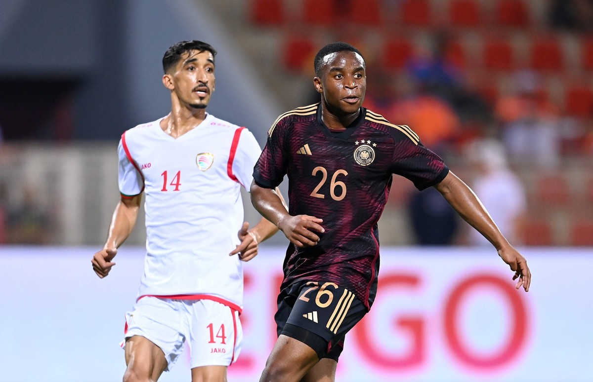FUSSBALL WM 2022 Testspiel im Oman 16.11.2022 Oman - Deutschland Youssoufa Moukoko re, Deutschland gegen Ahmed Al Kaabi li, Oman *** FOOTBALL World Cup 2022 Test Match in Oman 16 11 2022 Oman Germany  ...