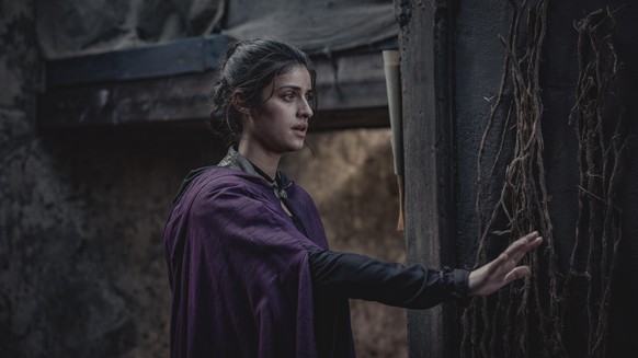 Anya Chalotra als Yennefer in der Serie "The Witcher".