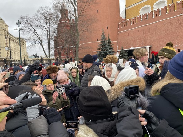 ARCHIV - 03.02.2024, Russland, Moskau: Frauen der f�r den Krieg gegen die Ukraine mobilisierten Russen bei einer friedlichen Protestaktion an der Kremlmauer. (zu dpa: �Festnahmen bei Protesten von Sol ...