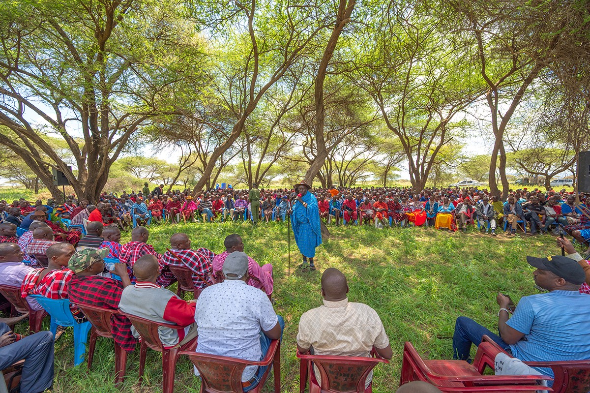 Daniel Leturesh, Vorsitzender des
Olgulului Land Trust, spricht mit über
1.000 Landbesitzern aus der MaasaiGemeinschaft während der
außerordentlichen
Hauptversammlung in Mashenani,
Kajiado County.