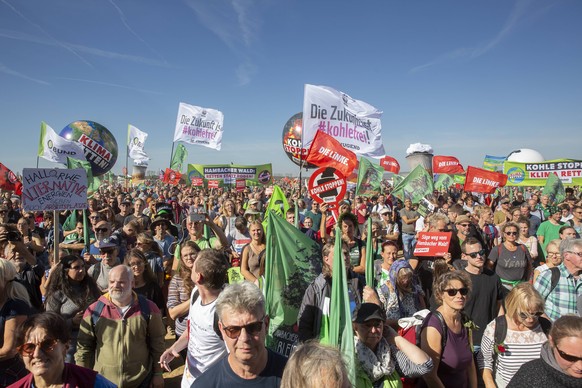 Mit Transparenten, Plakaten und Luftballons haben am Samstag (06.10.2018) mehrere Tausend Menschen am Hambacher Forst bei Koeln fuer mehr Klimaschutz und gegen Braunkohleabbau protestiert. Der Wald so ...