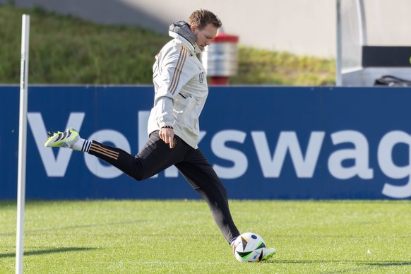 Training und Pressekonferenz der Fu�ball-Nationalmannschaft Bundestrainer Julian Nagelsmann schie�t vor dem Training aus Spa� auf das Tor. Training und Pressekonferenz des DFB am 15. November 2023 in  ...