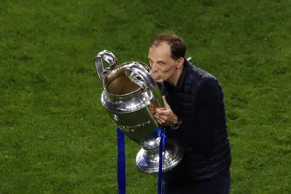 dpatopbilder - 29.05.2021, Portugal, Porto: Fu�ball: Champions League, Manchester City - FC Chelsea, K.o.-Runde, Finale im Estadio do Dragao: Chelseas Trainer Thomas Tuchel k�sst die Troph�e nach dem  ...