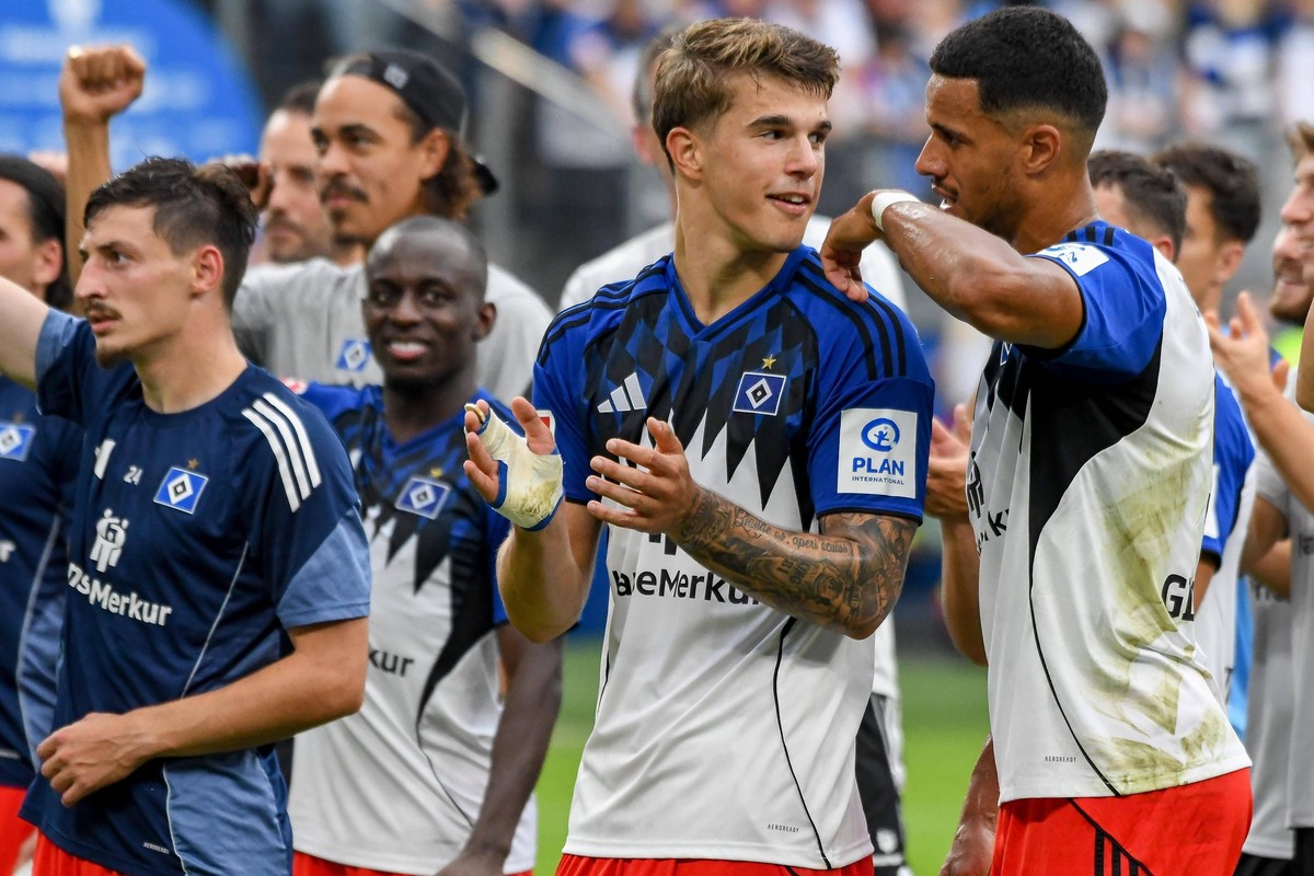 Schlussjubel Luka Vuskovic Glatzel Robert HSV Deutschland , Hamburg , Volksparkstadion , Fussball , 1. Bundesliga , Hamburger SV - 1 FC Heidenheim *** Final cheer Luka Vuskovic Glatzel Robert HSV Germ ...
