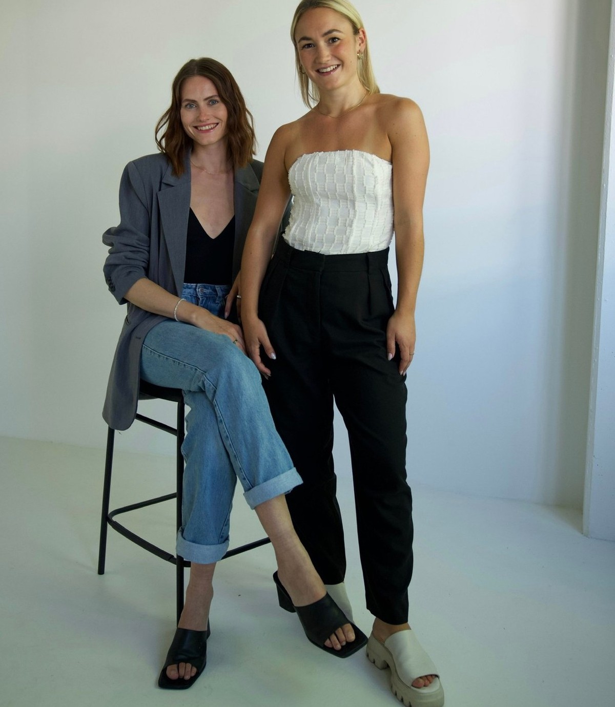 Teresa (rechts) und ihre Freundin Eileen haben gemeinsam entschieden, Bikinis zu entwerfen.