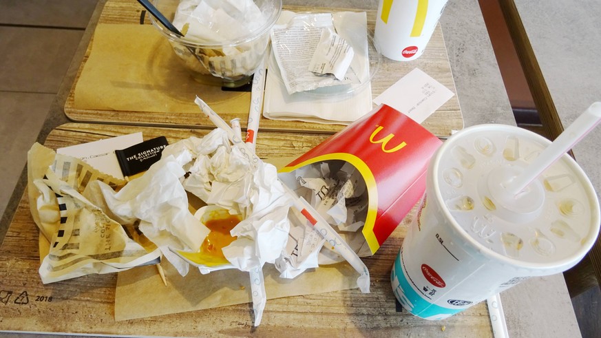 16.10.2018 Waldshut . Deutschland. Im Bild : Fastfood Mc Donalds Menue Abfall . Imbiss Schnellimbiss *** 16 10 2018 Waldshut Germany Pictured Fast Food Mc Donalds Menu Waste Snack Fast Food