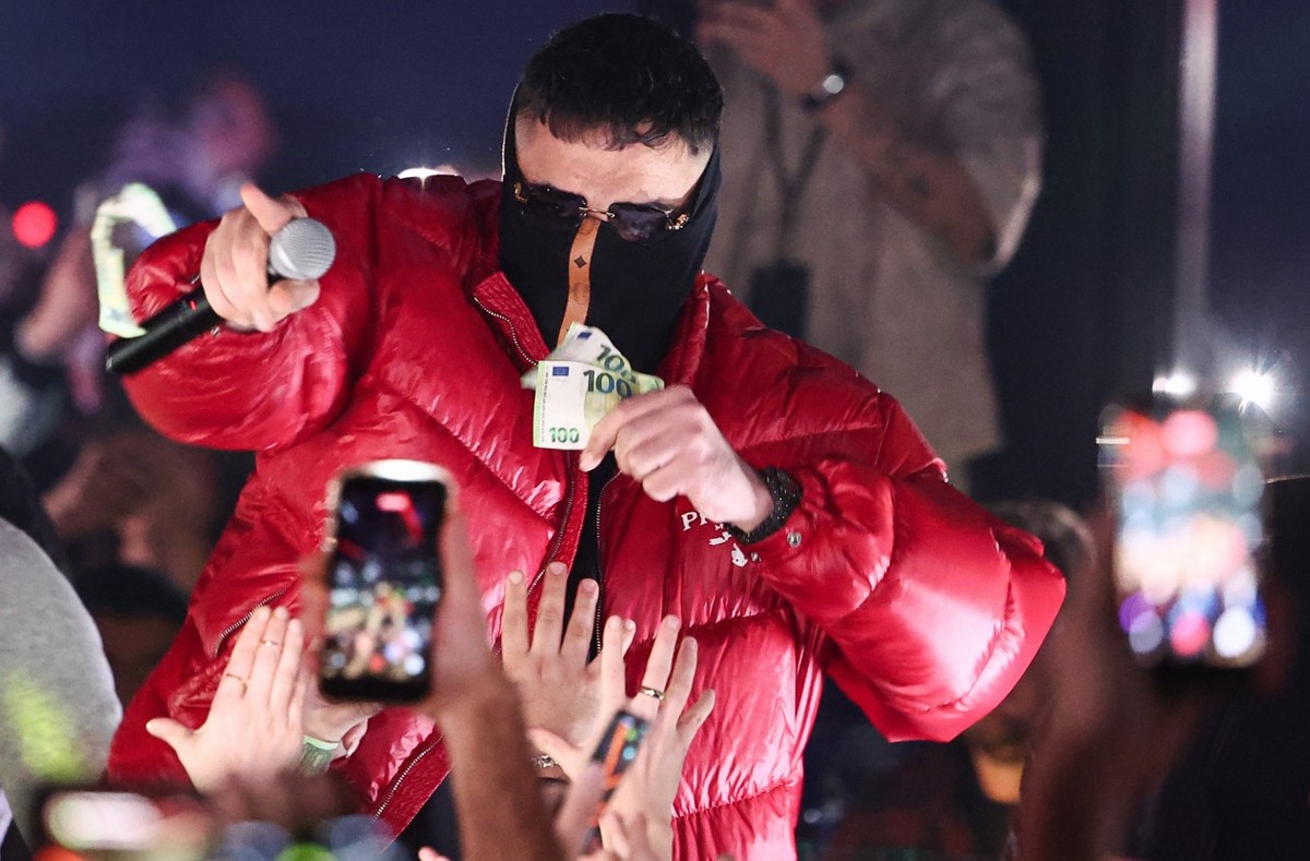 dpatopbilder - 16.11.2025, Hessen, Gießen: Der Rapper Haftbefehl tritt im La Louve in Gießen auf. Foto: Hannes P. Albert/dpa +++ dpa-Bildfunk +++