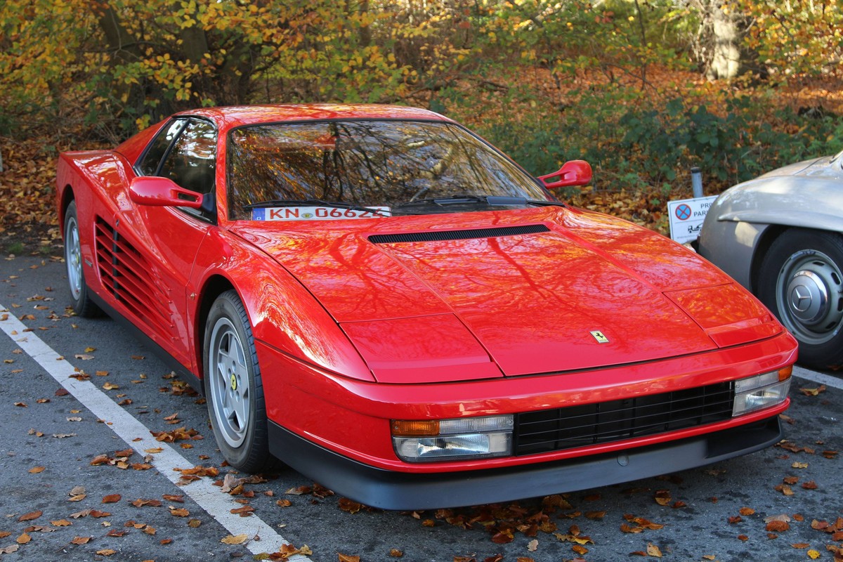Ferrari Testarossa (Sportwagen, Farbe: Rot, Bauzeit 1984-1991). Pressetermin am 14.11.2018 zur Sonderschau Super Sports Cars bei dem 37. Classic &amp; Prestige Salon im Rahmen der 51. Essen Motor Show ...