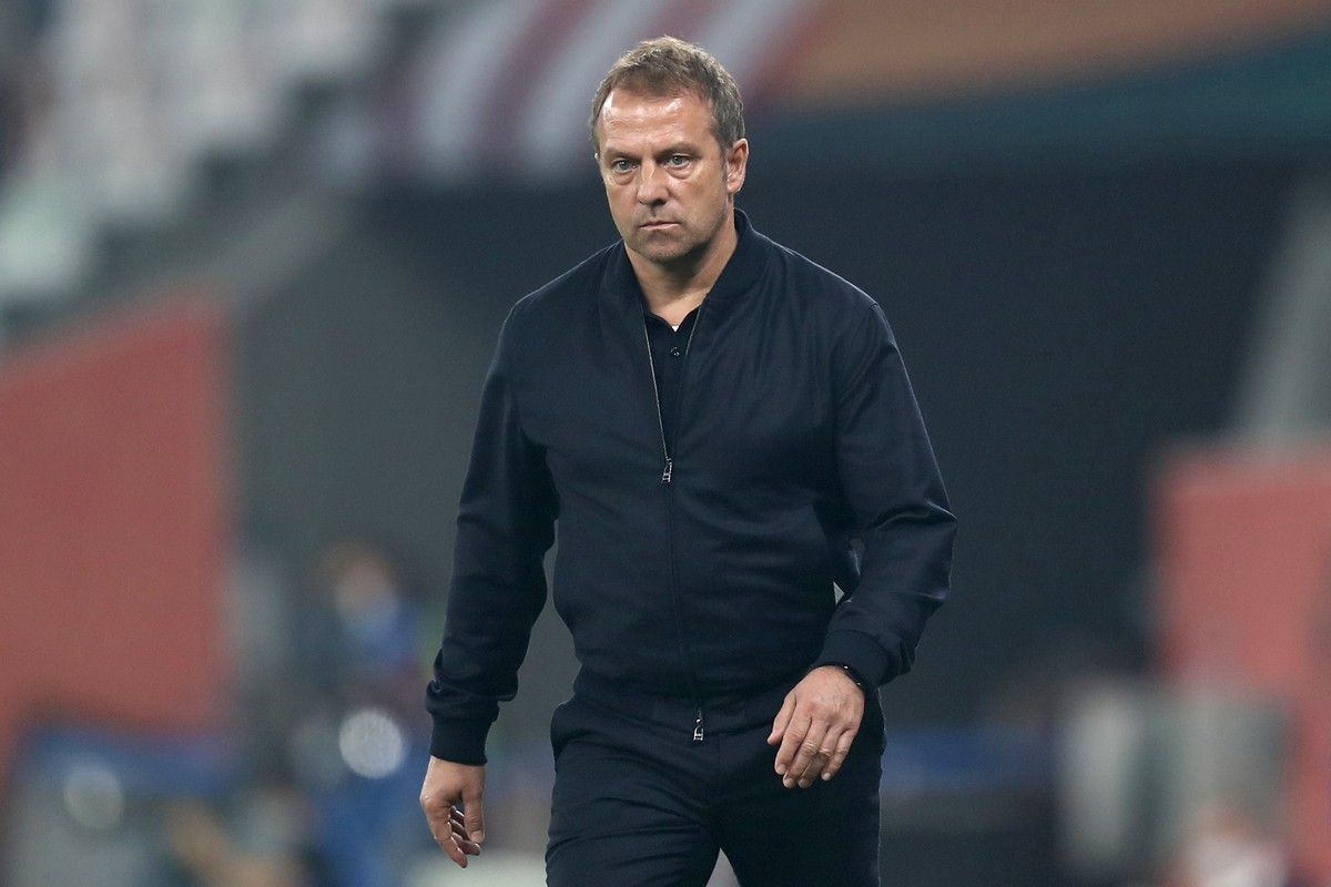 11.02.2021, Katar, Ar-Rayyan: Fu�ball: Club-WM, FC Bayern M�nchen - Tigres UANL, Education City Stadium, Finale: Hansi Flick, Cheftrainer von Bayern M�nchen, reagiert am Spielfeldrand. Foto: Mahmoud H ...