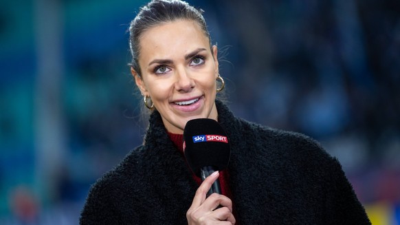 28.10.2018, xkvx, Fußball 1.Bundesliga, RB Leipzig - FC Schalke 04 Emspor, von links Moderatorin Esther Sedlaczek (Sky) (DFL/DFB-VORSCHRIFTEN VERBIETEN DIE VERWENDUNG VON FOTOS als BILDSEQUENZEN und/oder QUASI ...