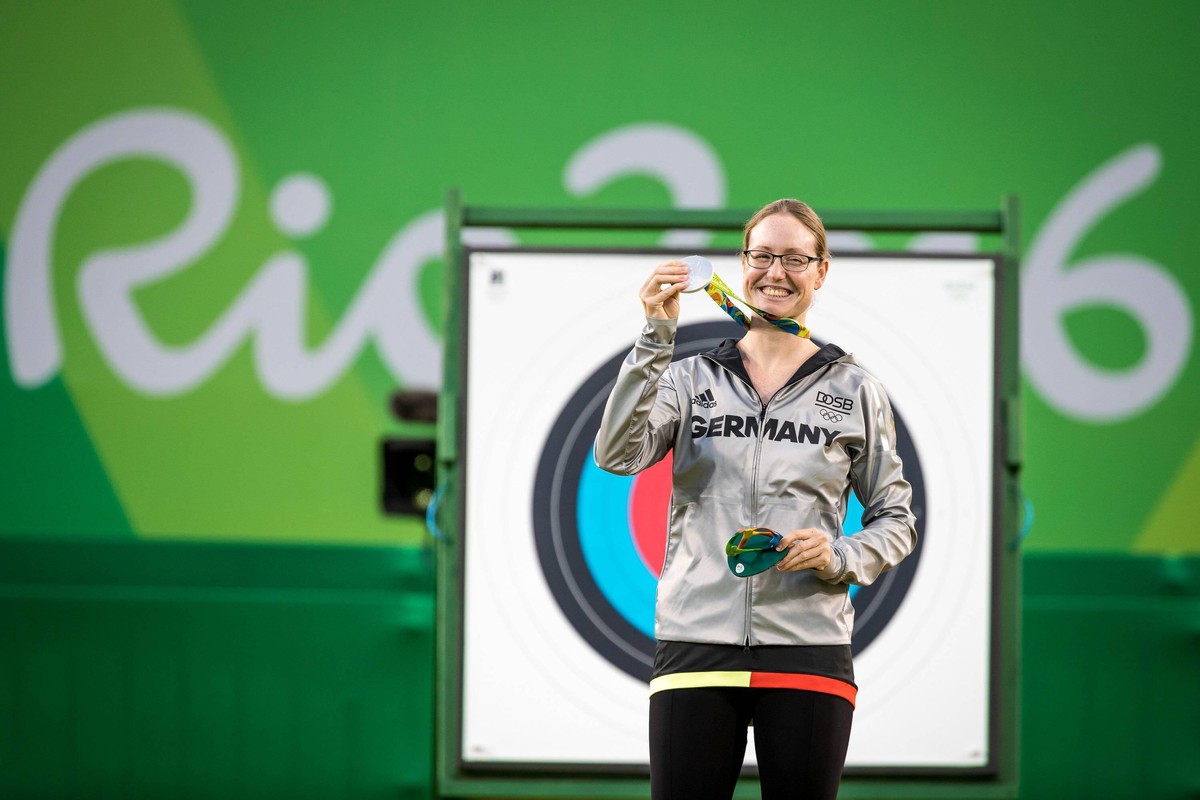 Rio 2016, Deutsche Medaillengewinner Bilder des Tages - SPORT 160811 -- RIO DE JANEIRO, Aug. 11, 2016 -- Germany s Lisa Unruh attends the awarding ceremony of women s individual final of archery at th ...