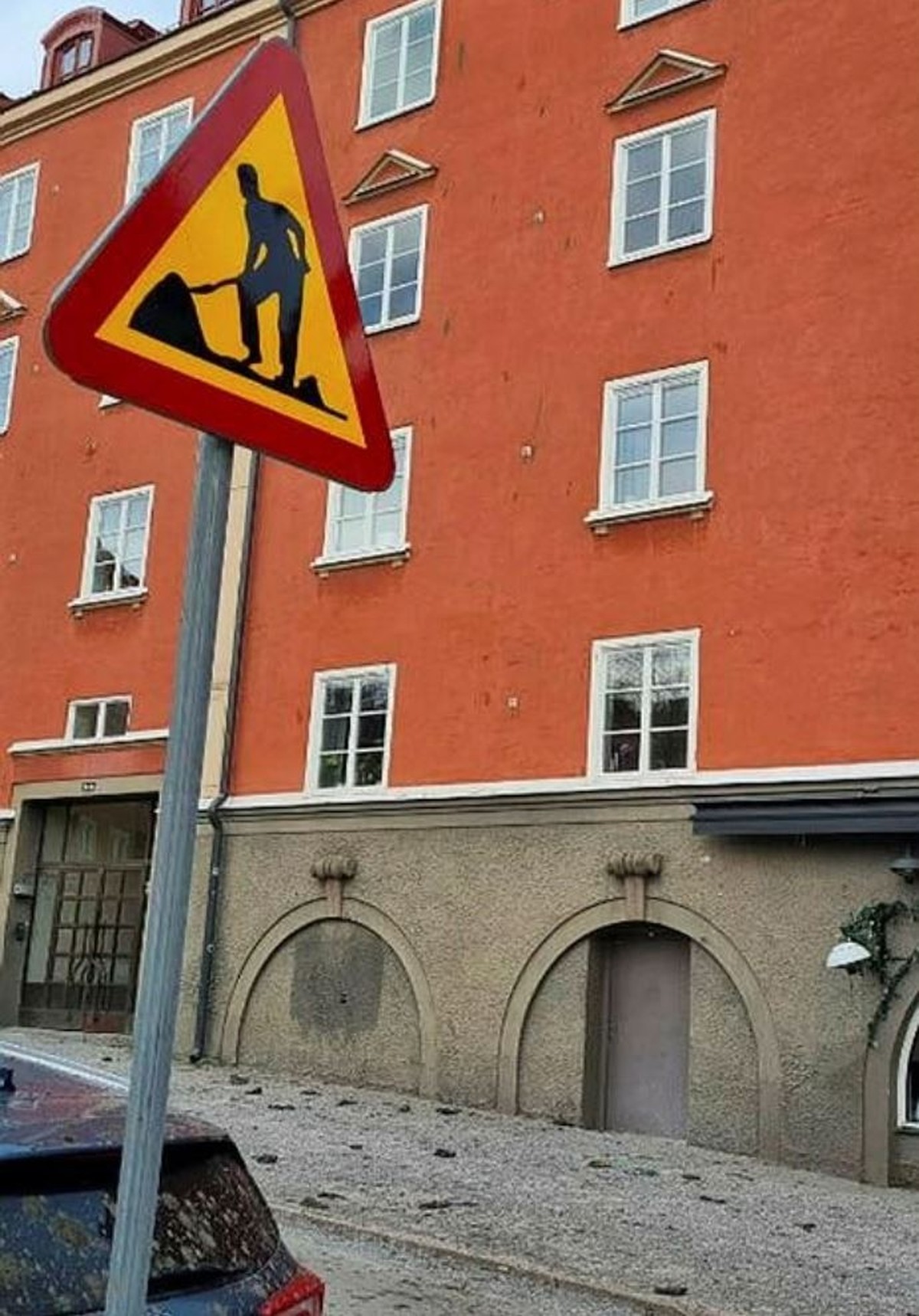 Auch an dieser Fassade landete Kot. Die Überreste lagen dann auf der Straße.