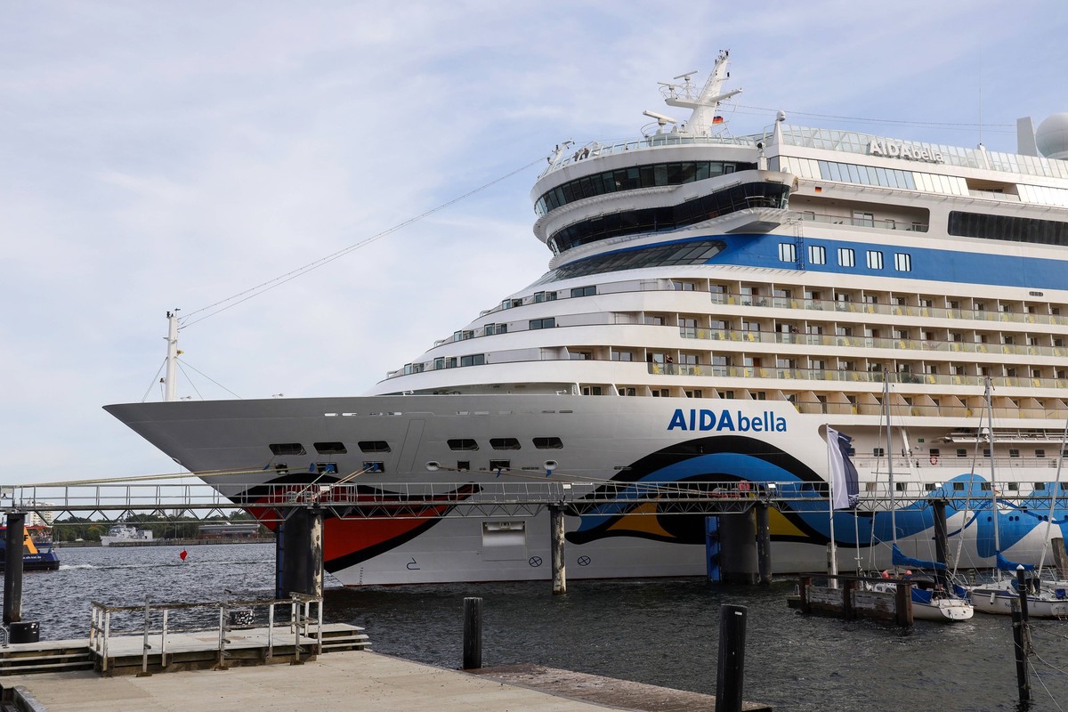 01.09.2024, Deutschland, Schleswig-Holstein, Urlaub, Reisen, Schifffahrt, Kreuzfahrten, Das Kreuzfahrtschiff AIDA bella im Hafen von Kiel, AidaBella, Deutschland *** 01 09 2024, Germany, Schleswig Hol ...