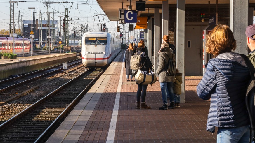 DEU, Deutschland, Nordrhein-Westfalen, Dortmund, 10.11.2019: Dortmund Hauptbahnhof - Intercity Express Zug der Deutschen Bahn. *** DEU, Germany, North Rhine-Westphalia, Dortmund, 10 11 2019 Dortmund C ...