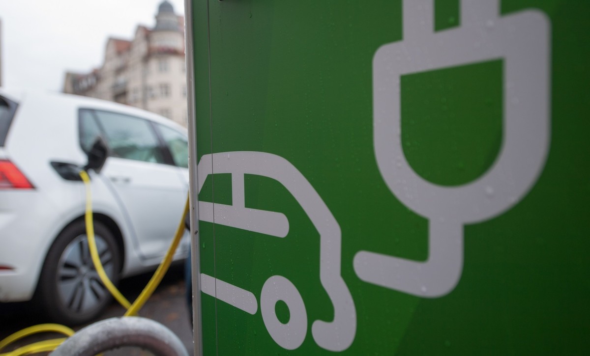 ARCHIV - 05.11.2021, Sachsen-Anhalt, Halle (Saale): Elektroautos werden an einer Ladesäule aufgeladen. (zu dpa: «Saarland startet Initiative für neue Kaufprämie für E-Autos») Foto: Hendrik Schmidt/dpa ...