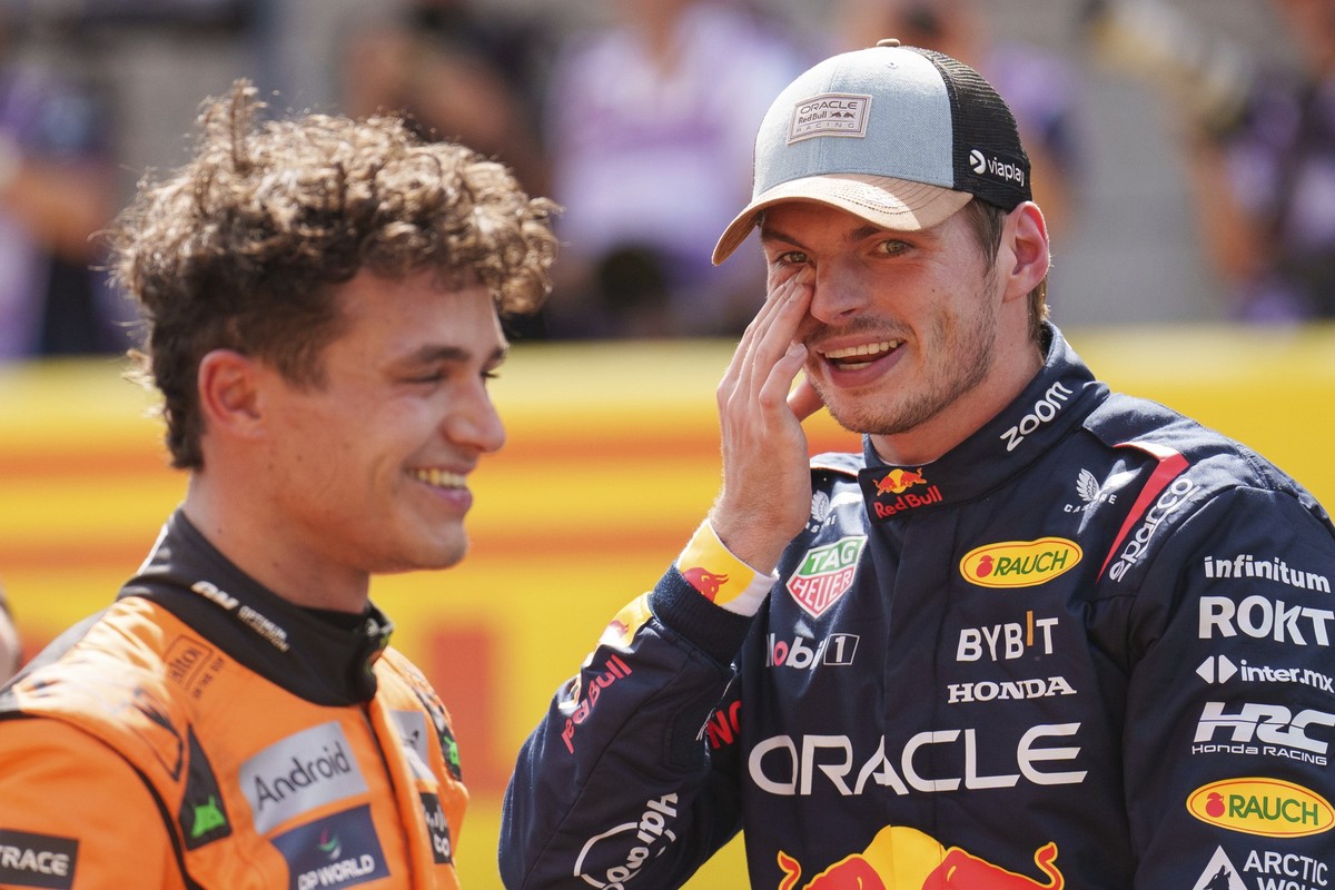 ARCHIV - 19.10.2024, USA, Austin: Motorsport: Formel-1-Weltmeisterschaft, Grand Prix der USA, Sprintrennen. Max Verstappen (r) aus den Niederlanden von Red Bull unterhält sich nach seinem Sieg im Spri ...