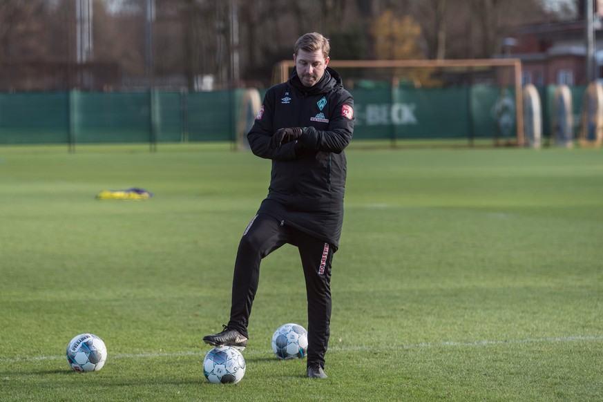 GER, 1.FBL, Training SV Werder Bremen / 30.11.2019, Trainingsgelaende am wohninvest WESERSTADION, Bremen, GER, 1.FBL, Training SV Werder Bremen im Bild Florian Kohfeldt Trainer SV Werder Bremen schaut ...