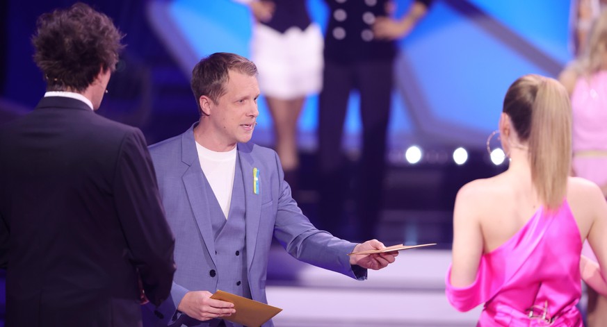 COLOGNE, GERMANY - APRIL 01: (L-R) Daniel Hartwich, Oliver Pocher and Victoria Swarovski seen on stage during the 6th show of the 15th season of the television competition show &quot;Let&#039;s Dance& ...