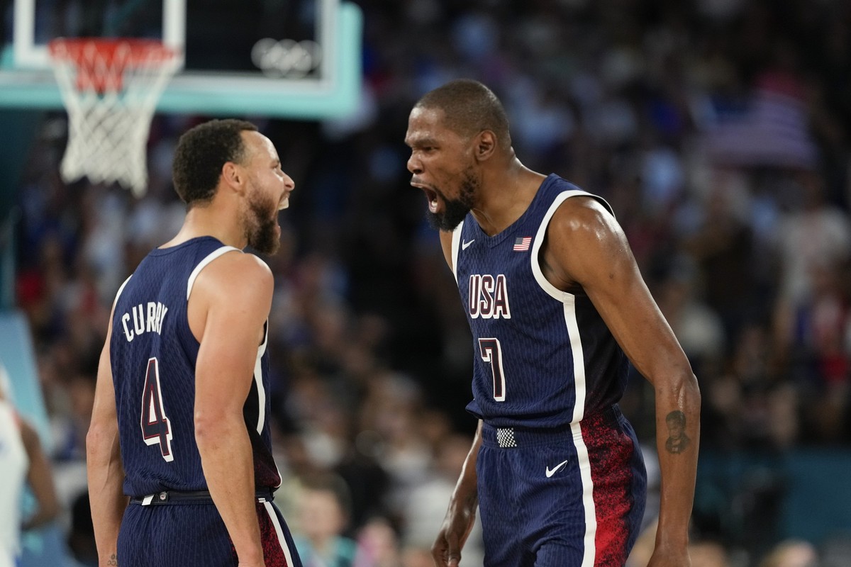 United States' Kevin Durant (7) celebrates with teammate Steph Curry after scoring a basket against France during a men's gold medal basketball game at Bercy Arena at the 2024 Summer Olympic ...