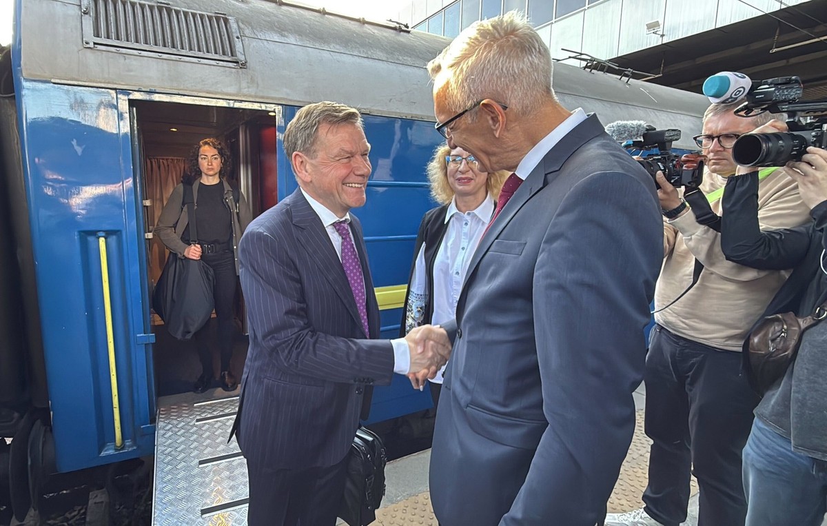 30.06.2025, Ukraine, Kiew: Johann Wadephul (l, CDU), Außenminister von Deutschland, kommt am Bahnhof in Kiew an und wird von Martin Jäger, Botschafter von Deutschland in der Ukraine, begrüßt. Foto: Jö ...