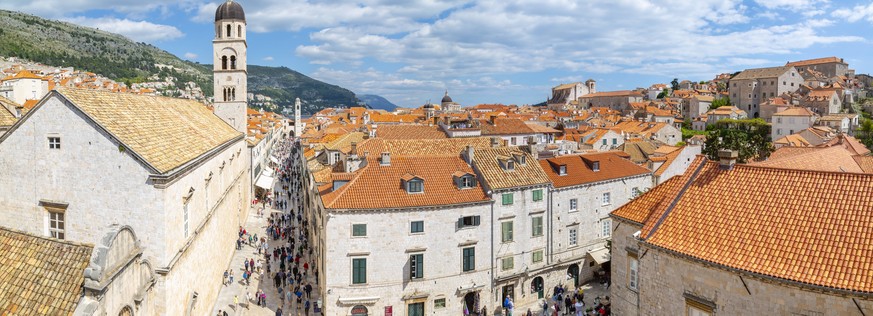 Panoramic view over red rooftops from the wall of the Old Town, Dubrovnik Old Town, UNESCO World Heritage Site, and Adriatic Sea, Dubrovnik, Dalmatia, Croatia, Europe PUBLICATIONxINxGERxSUIxAUTxONLY C ...