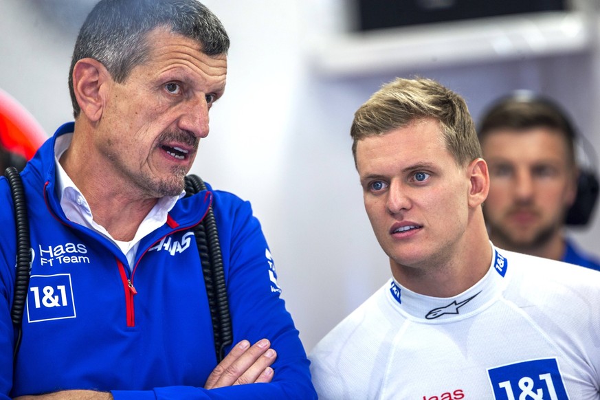 Haas-Teamchef Günther Steiner (l.) spricht über Mick Schumachers Zukunft in der Formel-1.
