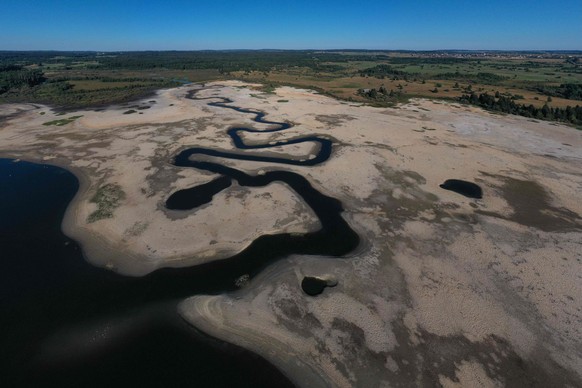 Frankreich, Bouverans: Diese Luftaufnahme zeigt den ausgetrockneten &quot;Lac de l&#039;Entonnoir&quot;, auch bekannt als &quot;Lac du Bouverans&quot;, in Bouverans, Ostfrankreich.