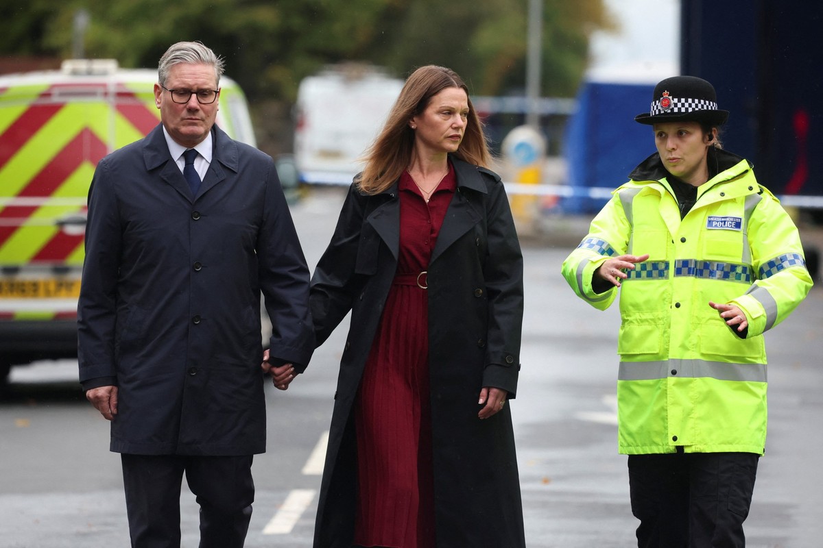 Britain&#039;s Prime Minister Keir Starmer, left, and his wife Victoria Starmer visit the site of the Manchester synagogue attack, in north Manchester, England, Friday Oct. 3, 2025. (Phil Noble/Pool P ...