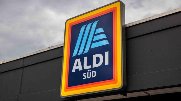 Troisdorf, Deutschland 11. April 2021: Logo und Schriftzug vom Discounter Aldi Süd,