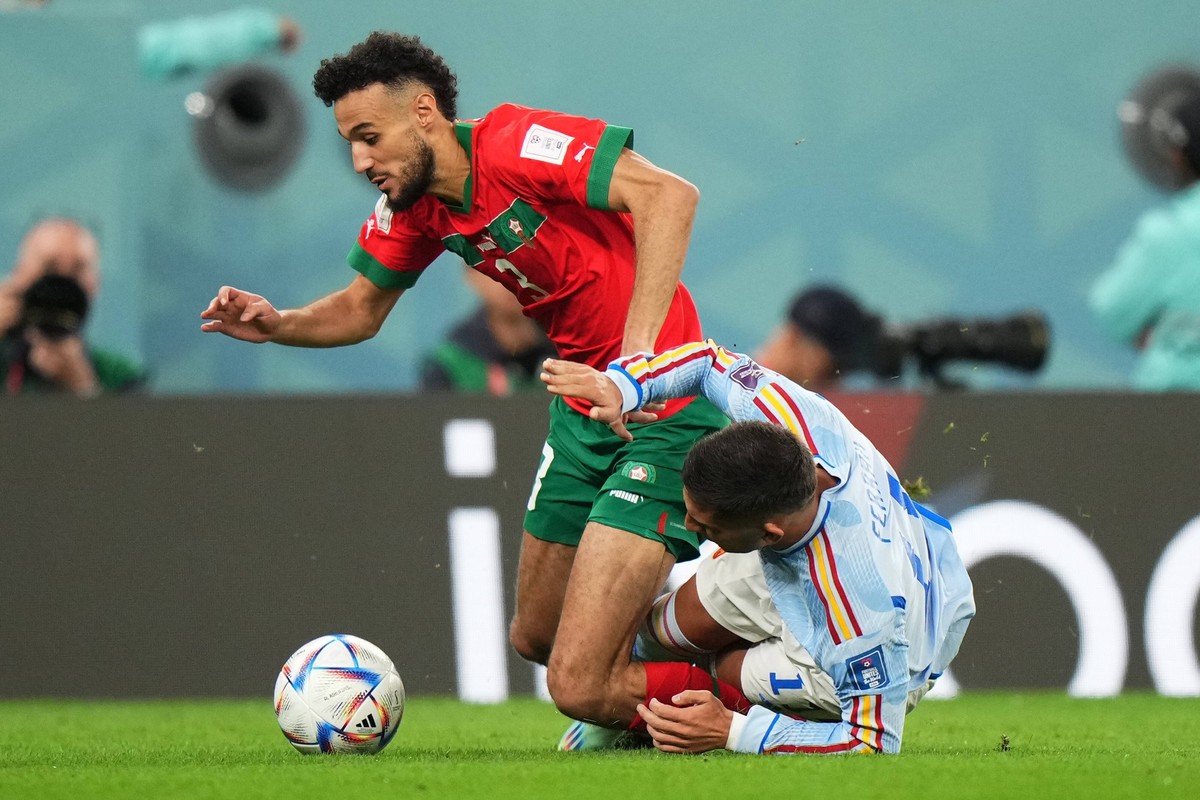 QAT: Morocco v Spain. FIFA World Cup, WM, Weltmeisterschaft, Fussball Qatar 2022 Ferran Torres of Spain and Noussair Mazraoui of Morocco during the FIFA World Cup Qatar 2022 match, Round of 16, betwee ...