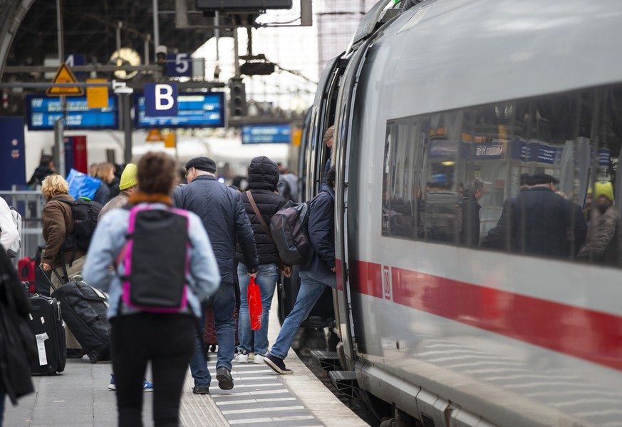 01.05.2023, Nrw, Köln: Bahhnreisende steigen auf dem Bahnsteig in einen ICE-Zug im Kölner Hauptbahnhof. Seit Montag gilt bundesweit das 49 Euro teure Deutschlandticket im öffentlichen Personennahverke ...