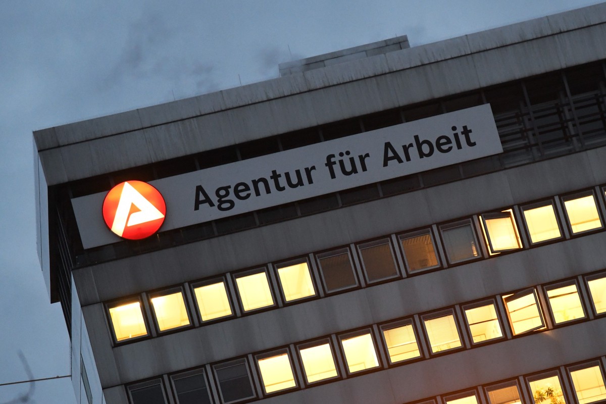 ARCHIV - 08.01.2020, Hessen, Kassel: In den Büros der Agentur für Arbeit brennt Licht. Der Arbeitsmarktbericht für Mecklenburg-Vorpommern ist am Freitag vorgestellt worden. Auch auf den Nachwuchs wurd ...