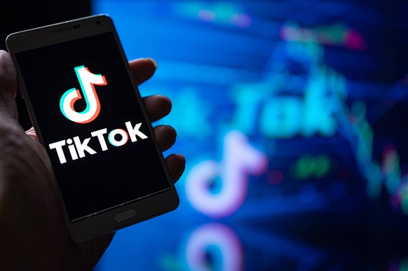 Illustration TikTok Logo Photo illustration a TikTok logo seen displayed on a smartphone In Brussels - Belgium on 18 September 2022. Photo illustration by Jonathan Raa/NurPhoto Brussels Belgium PUBLIC ...